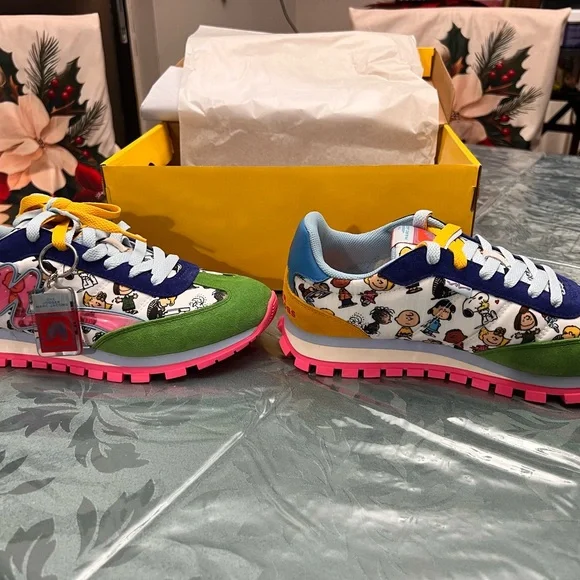 Marc Jacobs Peanuts Jogger Box in Black and Yellow - Picture 6 of 11